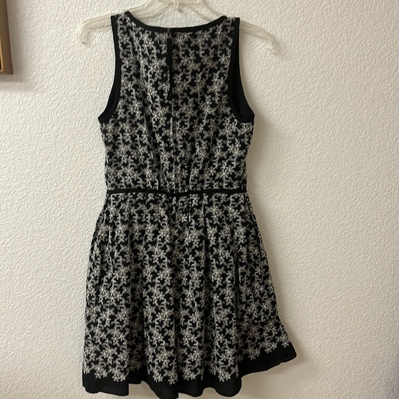 Max Studio black and white embroidered sleeveless dress size Medium - Picture 6 of 9